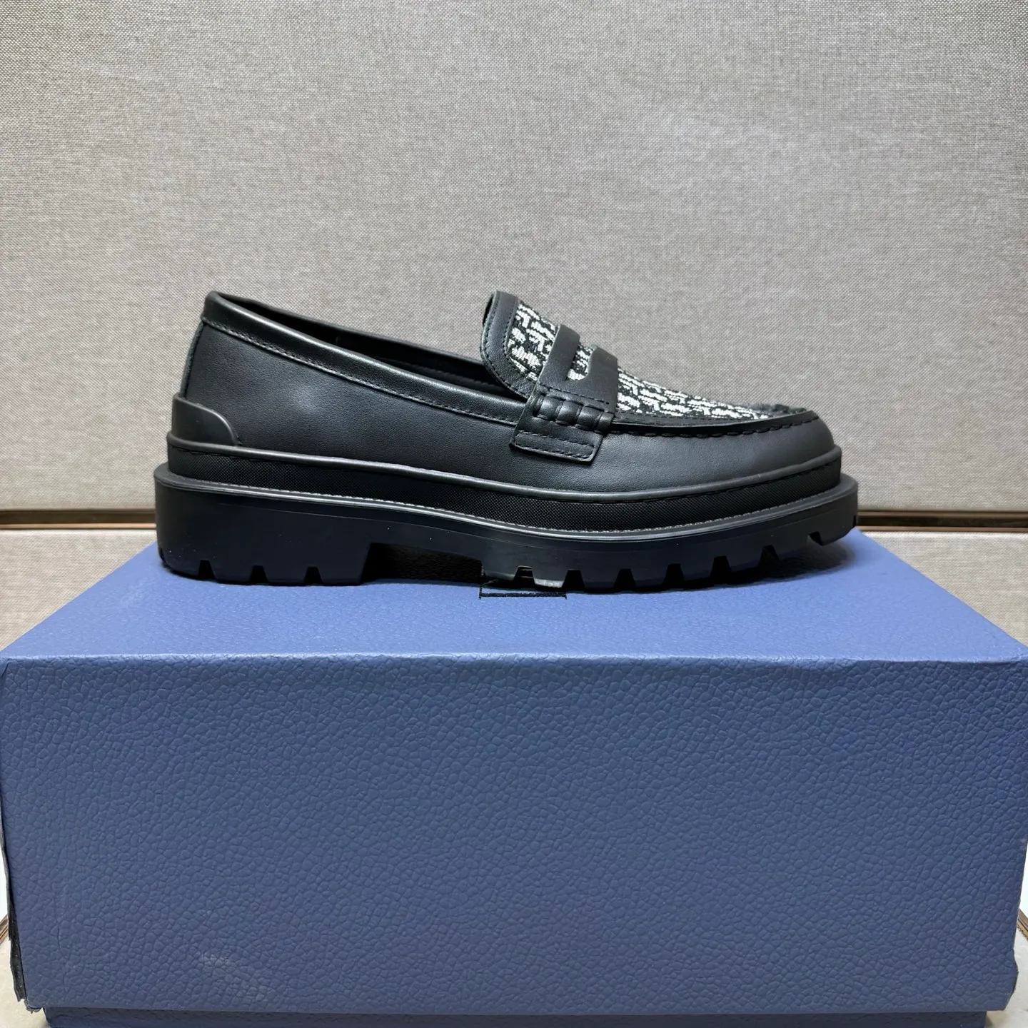 ⬛️Men's shoes 💰p442 [Dior~] Men's casual shoes 2025z cabinet sales simultaneously 🔶Size: 39-44 #️⃣ 🔷2 colors🔜The upper is made of multi-material splicing➕Genuine leather lining, comfortable and breathable, sole: original comfortable and wear-resistant outsole, ⚠️Real shot📱Photographed🎬The real thing is better📢📢📢